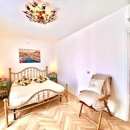 Apartment Alice Gold